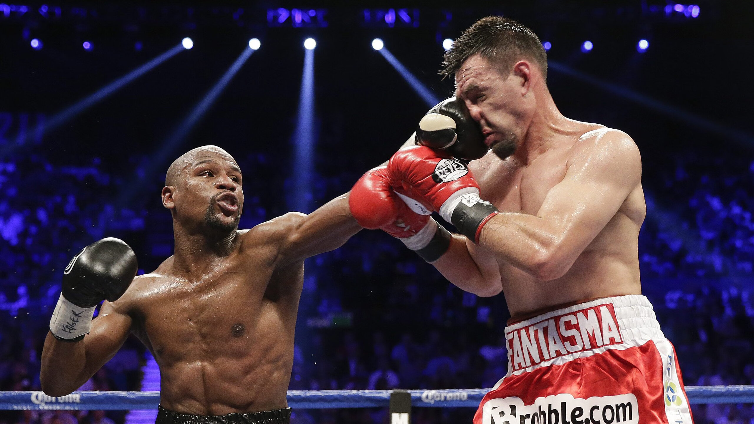 球员在比赛中展现对手无法防范的招牌动作,在比赛中持球队员倒地或坐在地上时比赛应继续进行