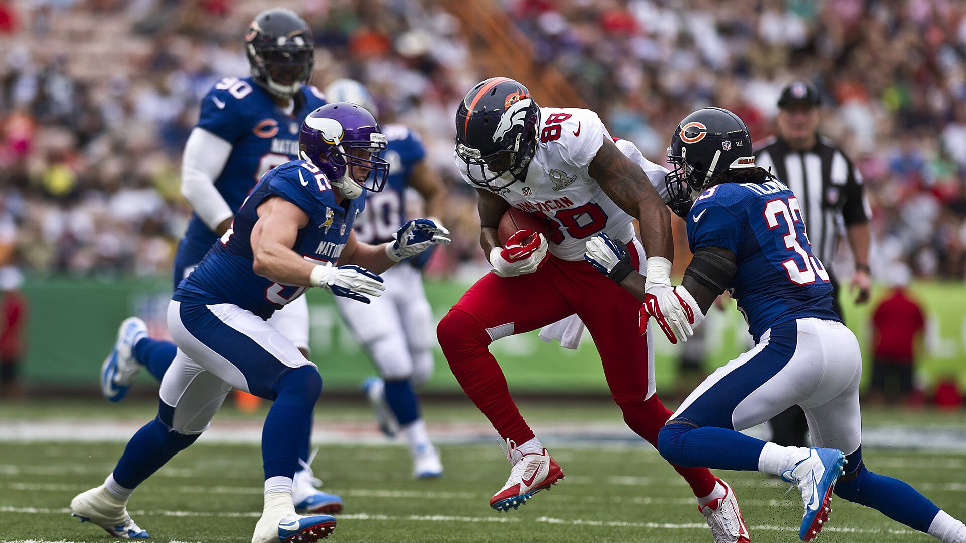 大型足球展在本地博物馆举行，推广足球文化，足球展览海报